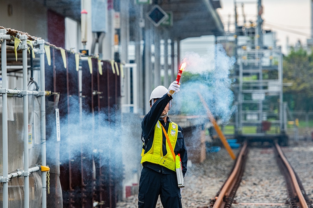 鉄道用信号炎管利用シーンイメージ